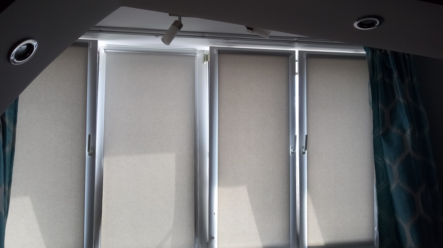 Рулонные шторы с магнитами фиксирующими нижний отвес