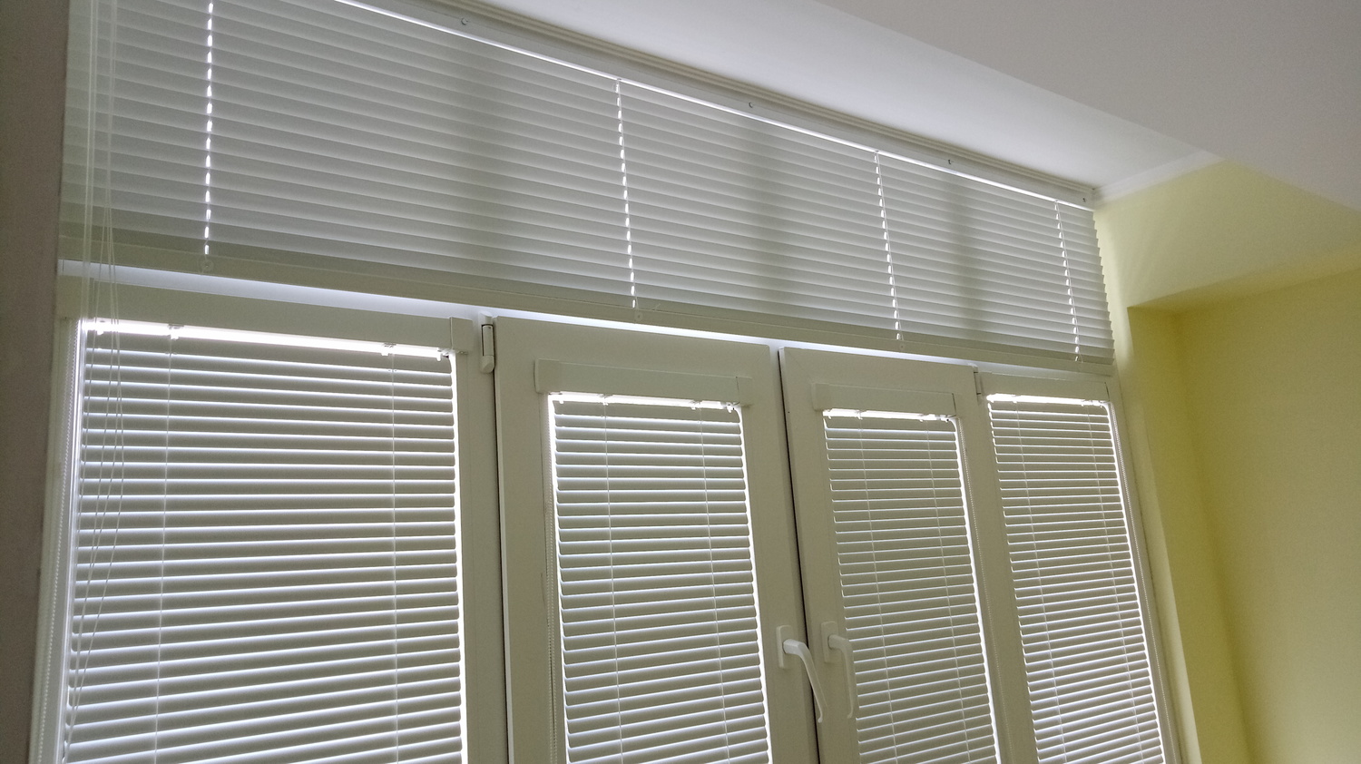 Горизонтальные жалюзи белые c фиксаторами нижней планки